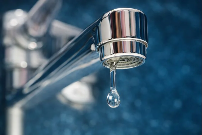 Goutte d’eau tombant d’un robinet